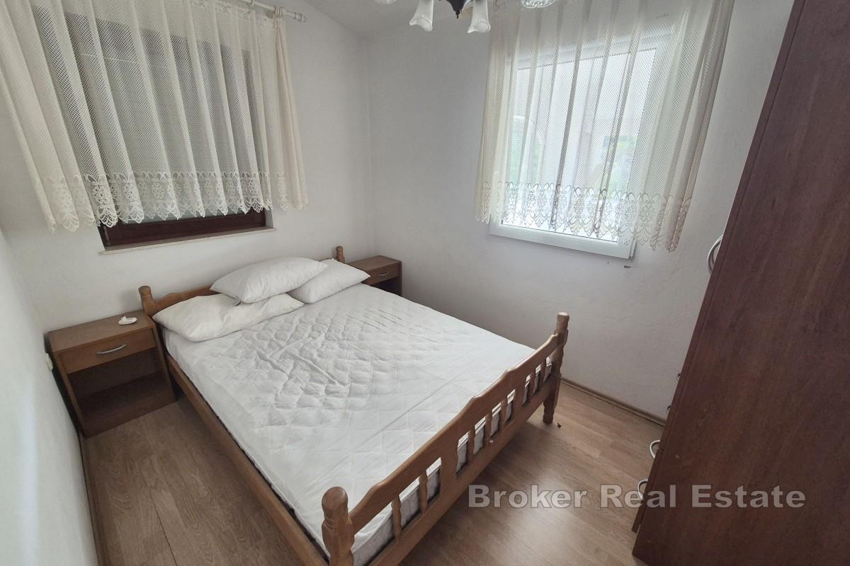 Apartmanska kuća s tri jedinice u blizini mora