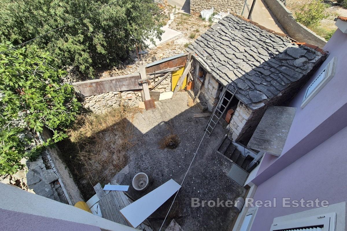 Apartmanska kuća s tri jedinice u blizini mora