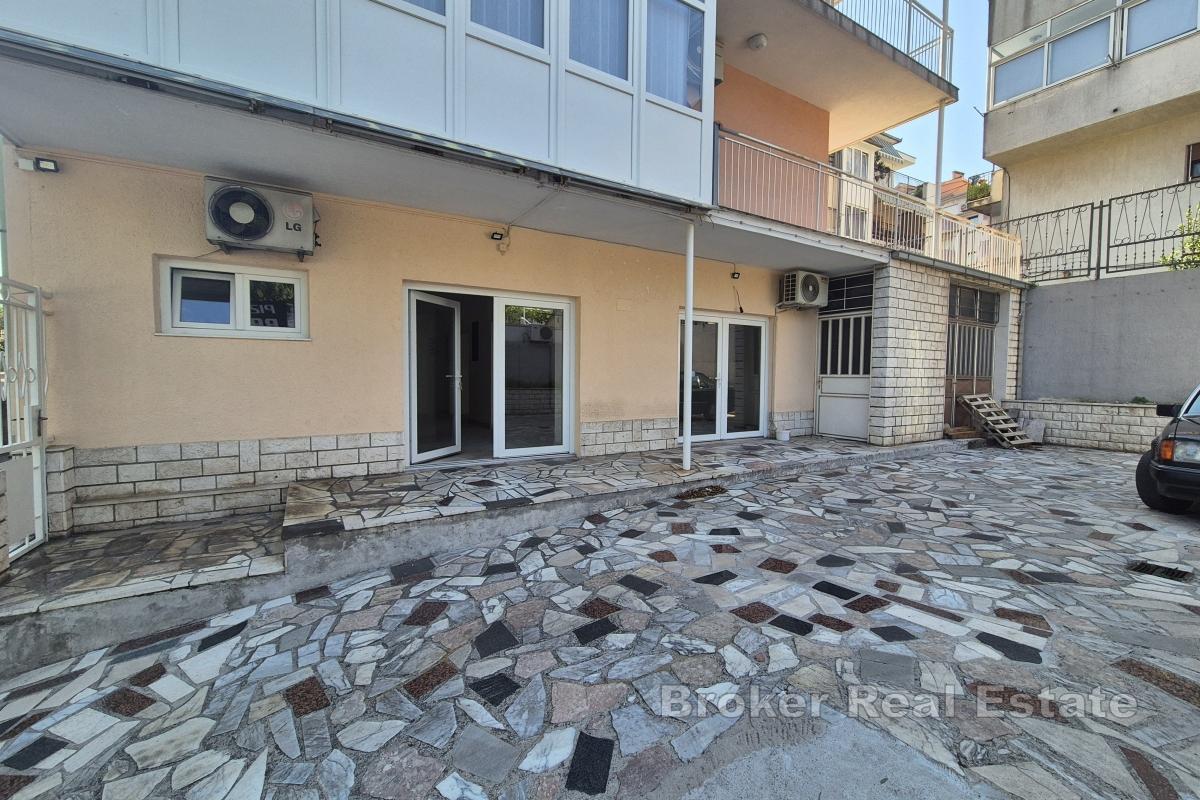 Locale commerciale polifunzionale con parcheggio