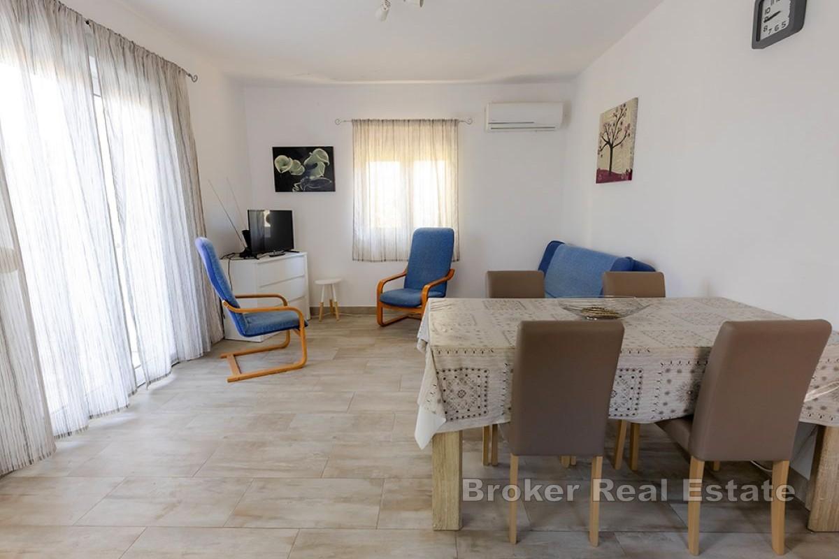 Dům se dvěma apartmány v první řadě u moře
