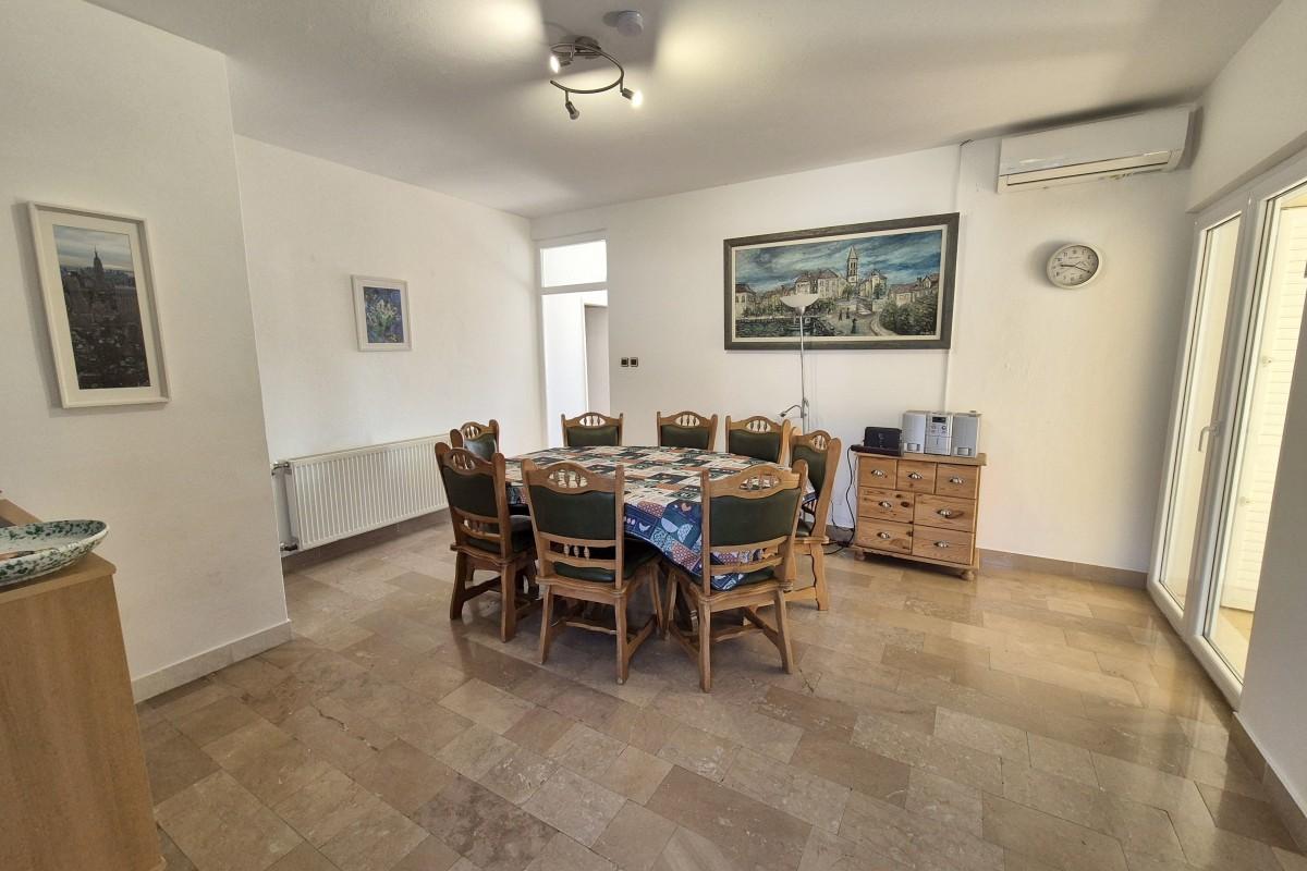 Maison individuelle de deux étages, à vendre