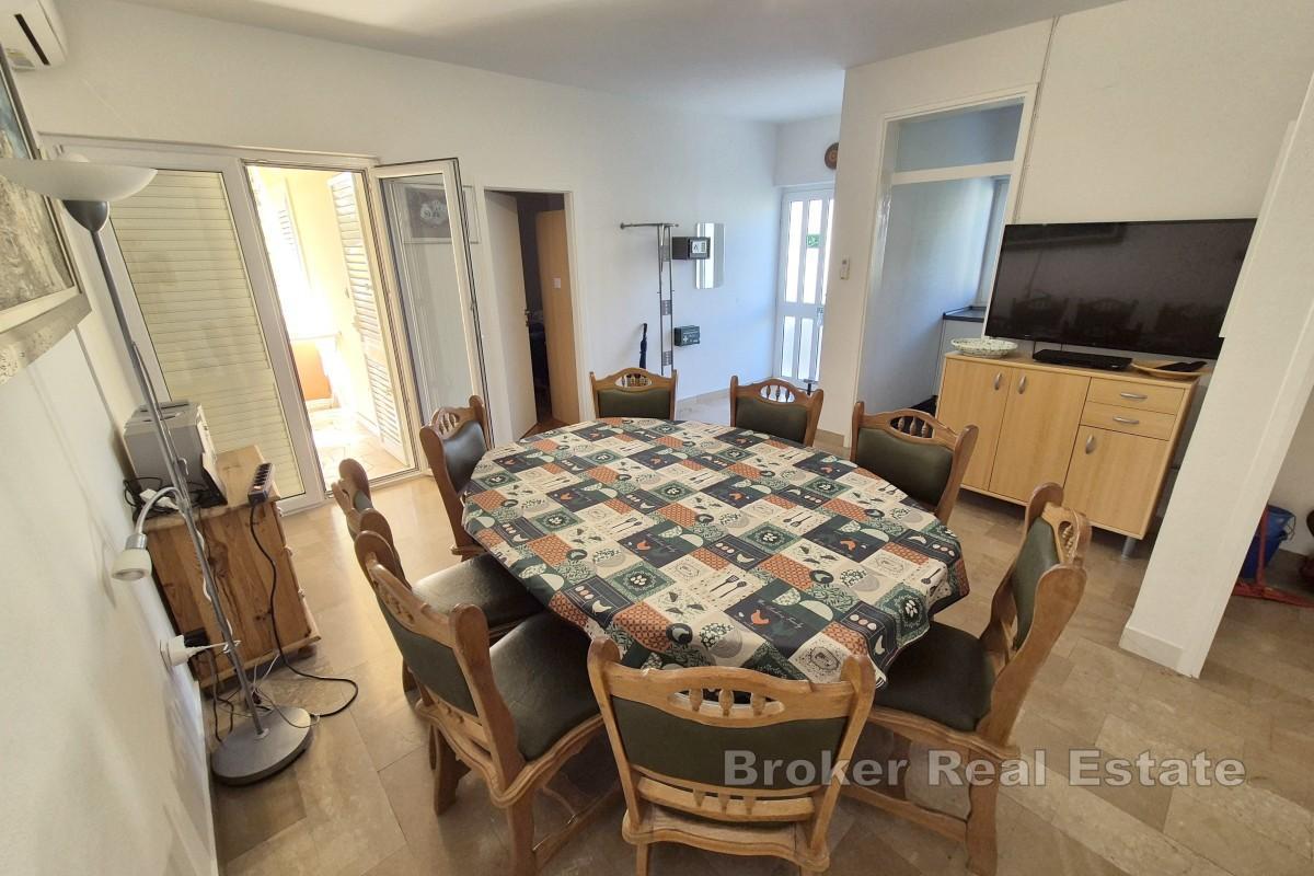 Frittliggende leilighetshus med havutsikt