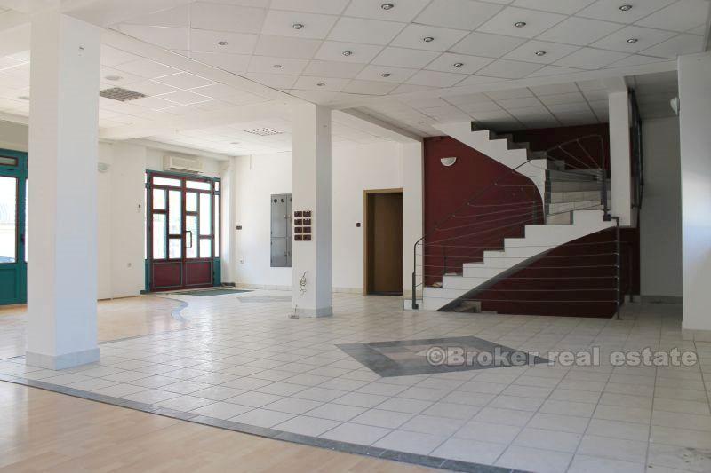 Local meublé, à louer