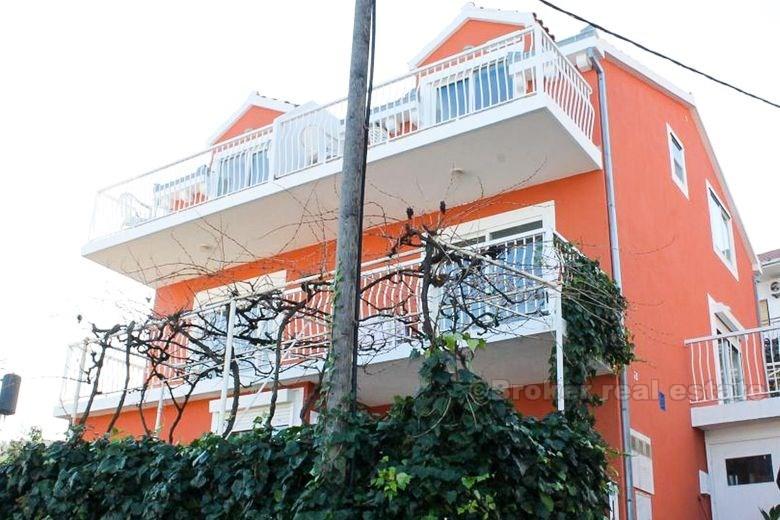 Staccata casa a due piani, in vendita