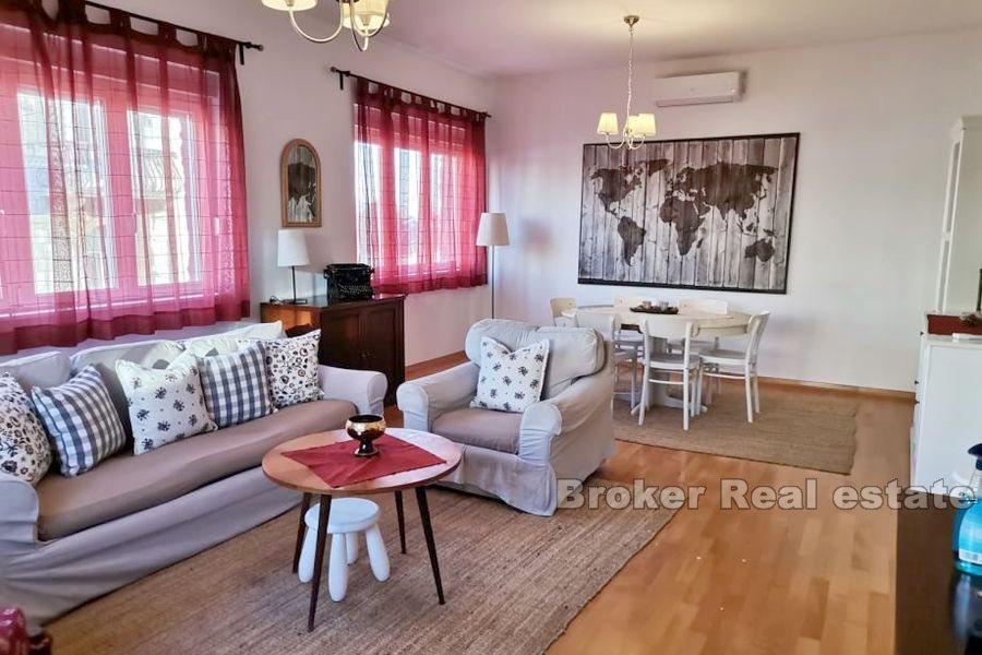 Appartement de trois chambres dans un endroit attrayant