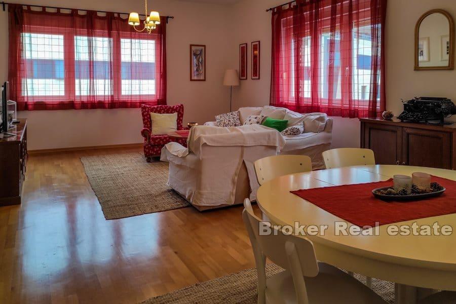 Appartement de trois chambres dans un endroit attrayant