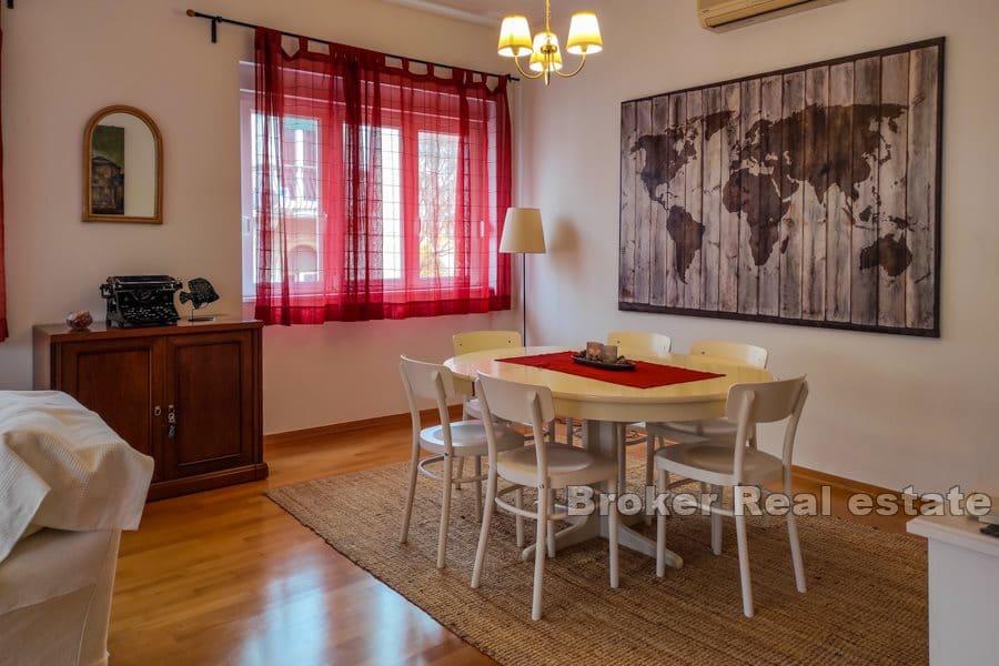 Appartement de trois chambres dans un endroit attrayant