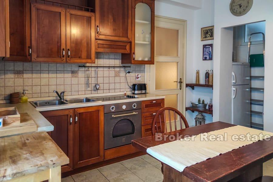 Appartement de trois chambres dans un endroit attrayant