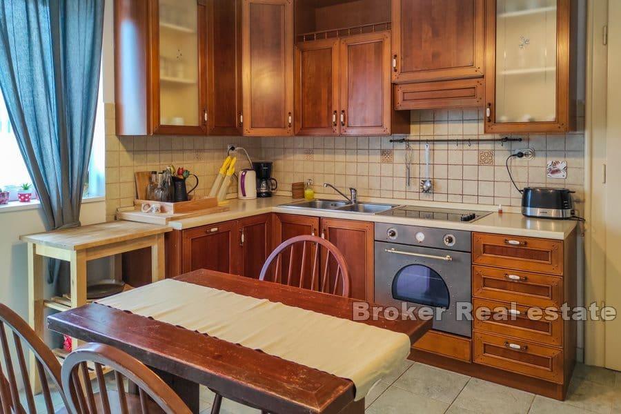 Appartement de trois chambres dans un endroit attrayant