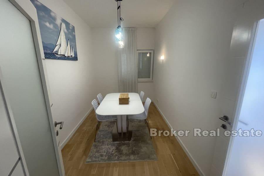 Modernes Apartment mit zwei Schlafzimmern und Meerblick