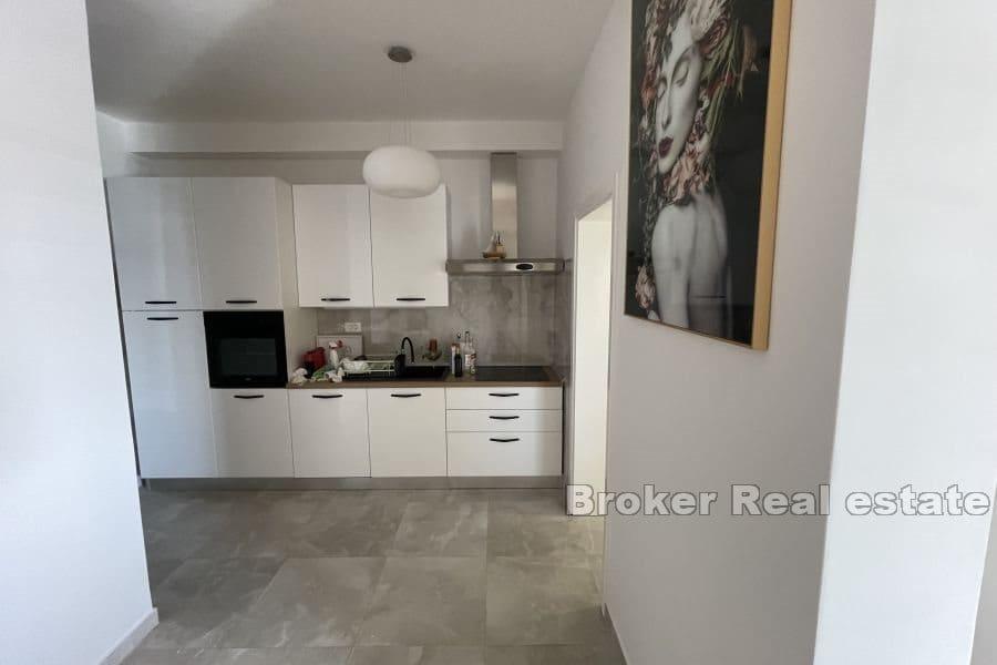 Modernes Apartment mit zwei Schlafzimmern und Meerblick