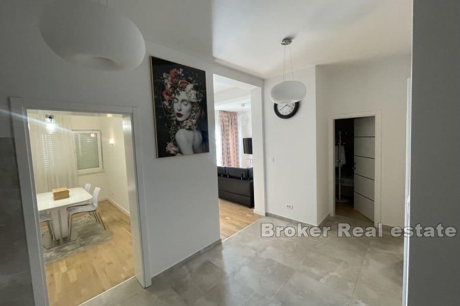 Modernes Apartment mit zwei Schlafzimmern und Meerblick