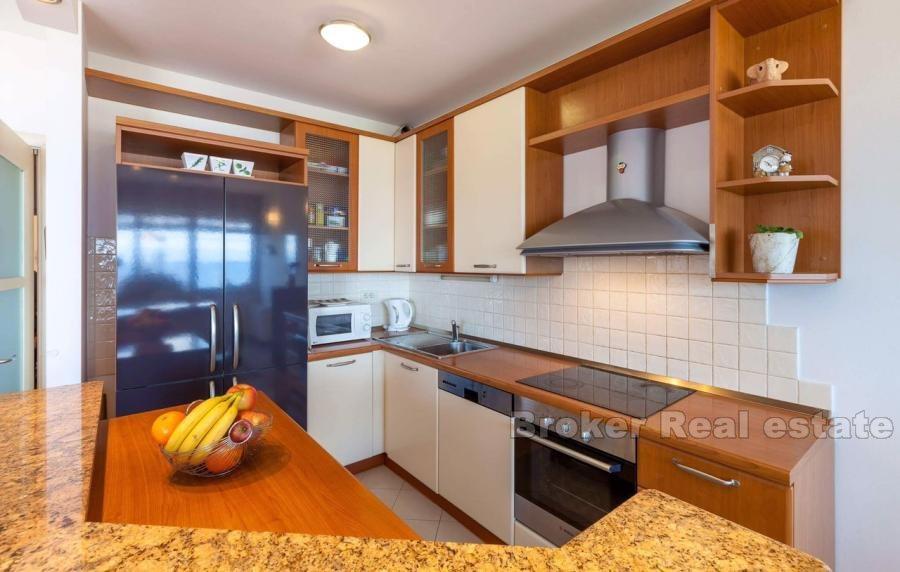 Žnjan, three-bedroom apartment in the first row to the sea