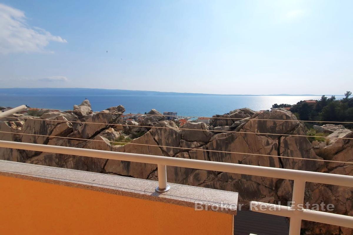 Atraktivna apartmanska kuća s pogledom na more