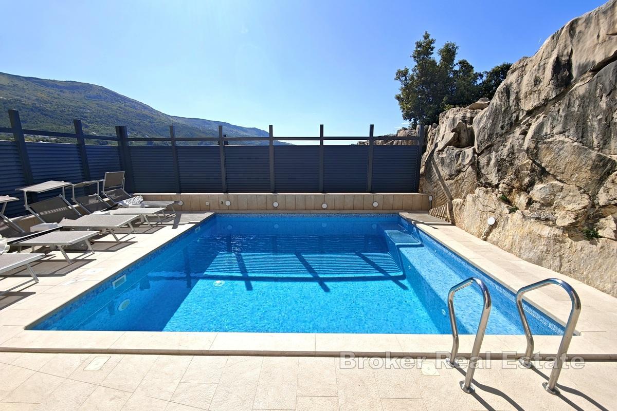 Atraktivna apartmanska kuća s pogledom na more