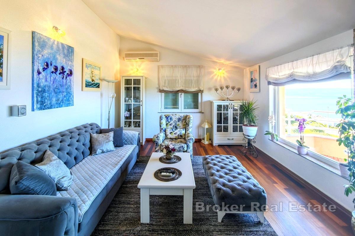 Atraktivna apartmanska kuća s pogledom na more