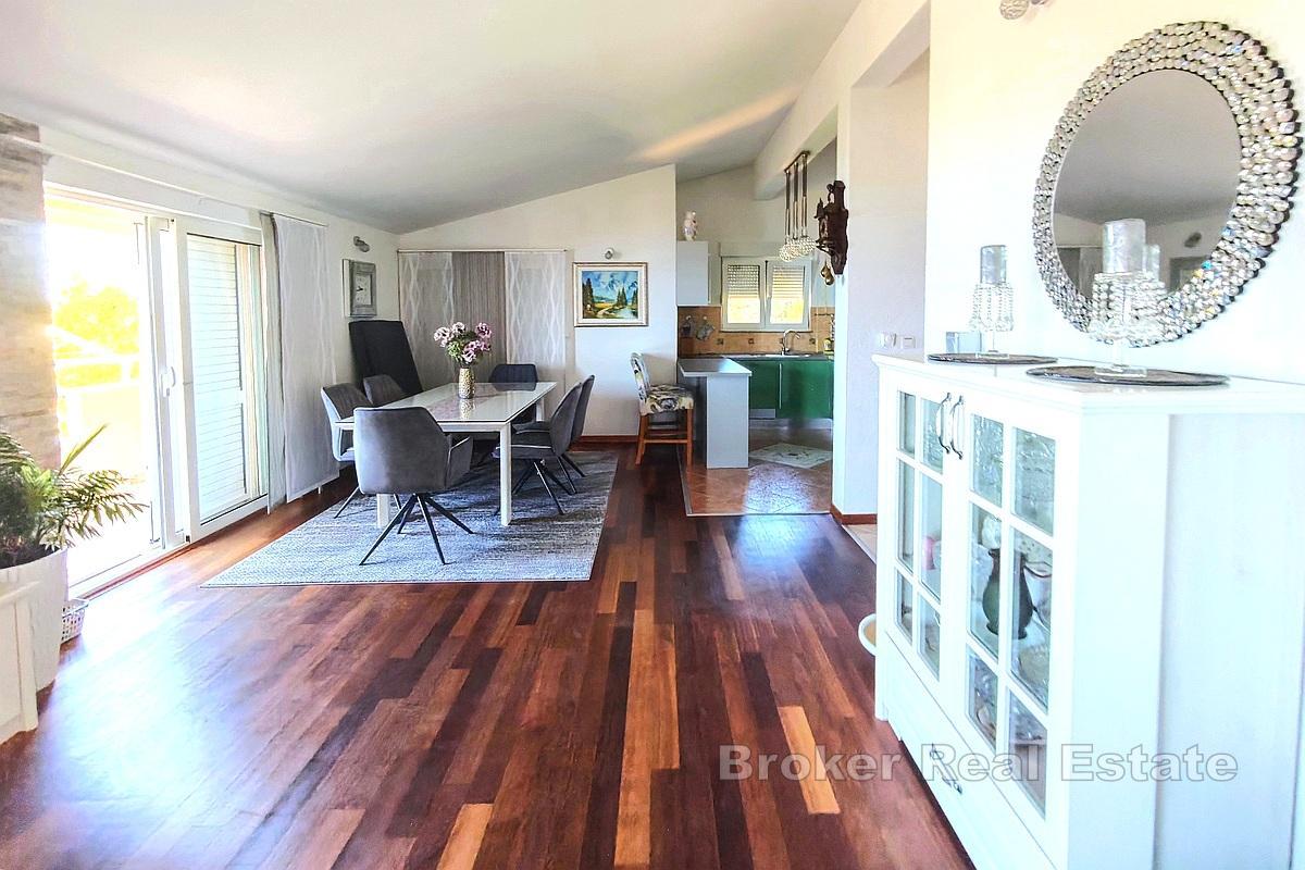 Atraktivna apartmanska kuća s pogledom na more