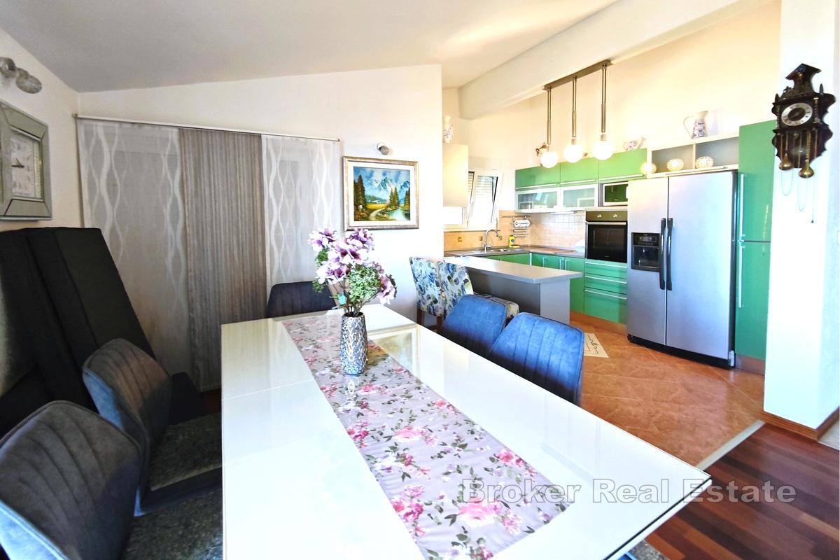 Atraktivna apartmanska kuća s pogledom na more