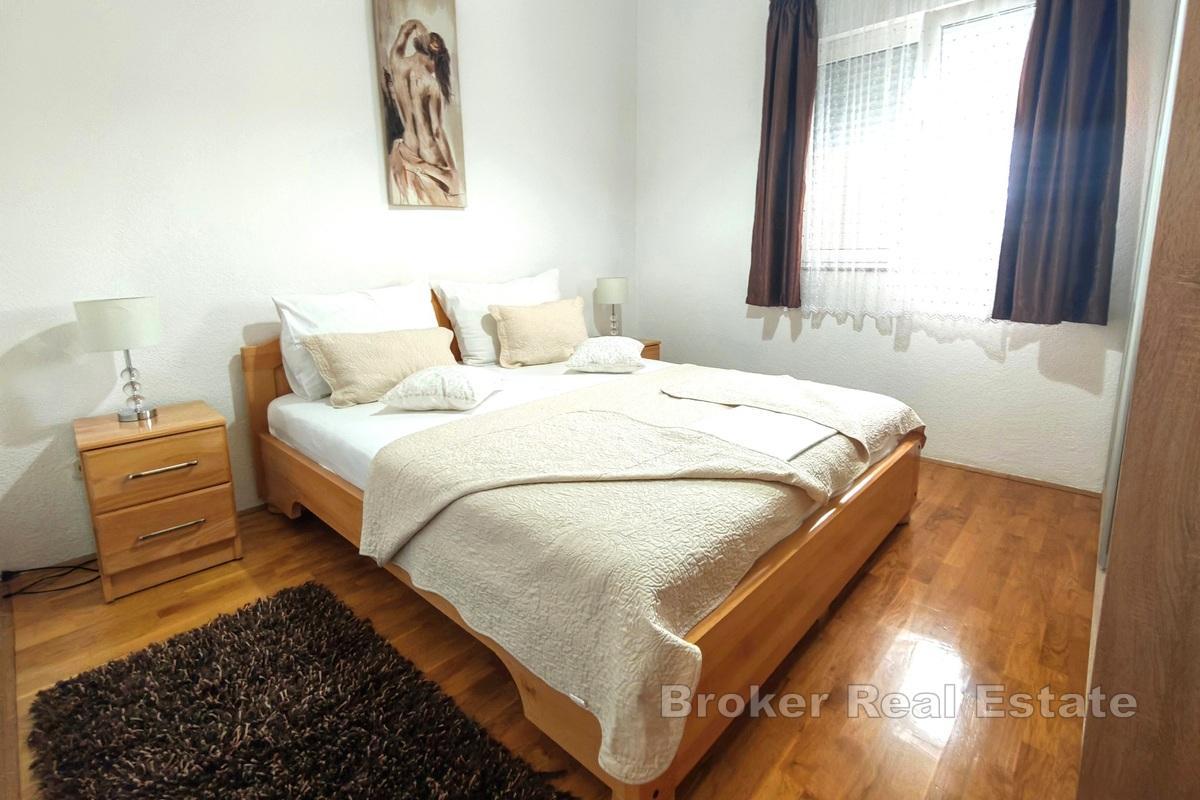 Atraktivna apartmanska kuća s pogledom na more