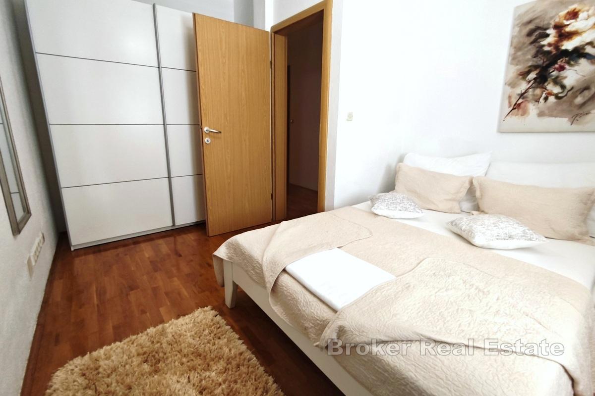 Atraktivna apartmanska kuća s pogledom na more