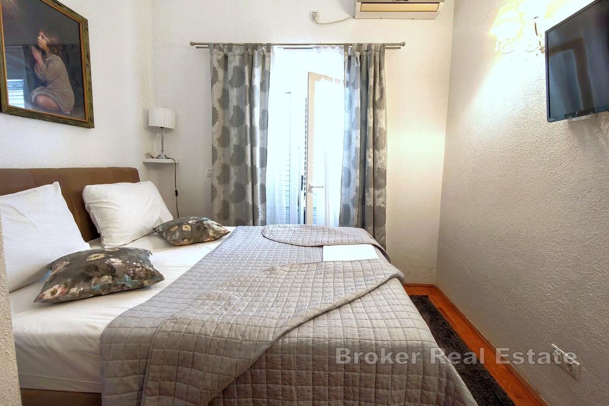 Atraktivna apartmanska kuća s pogledom na more