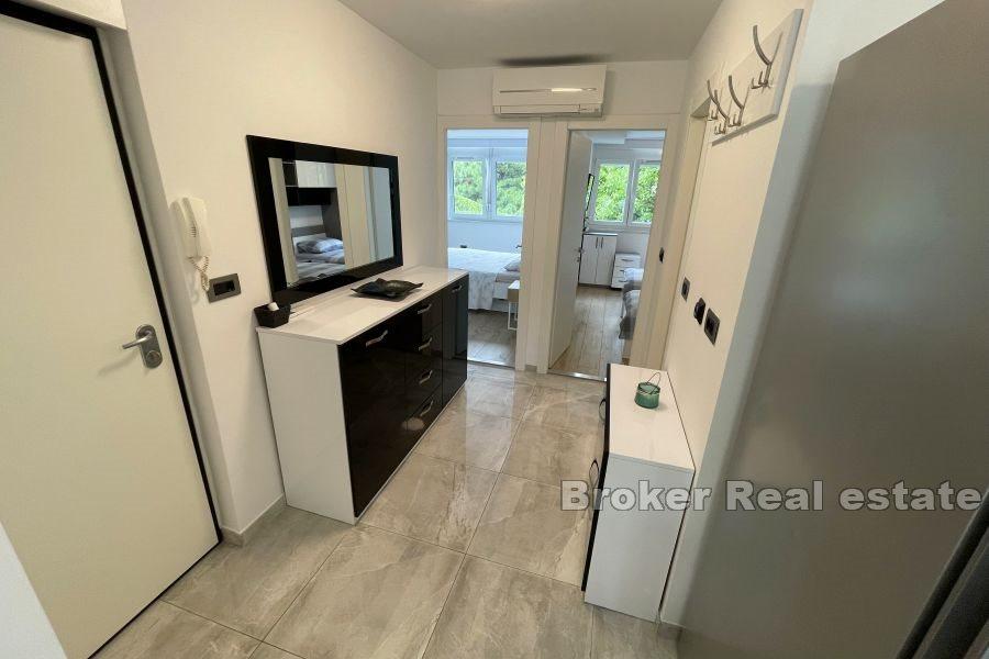 Bol - Uređeni apartman na odličnoj lokaciji