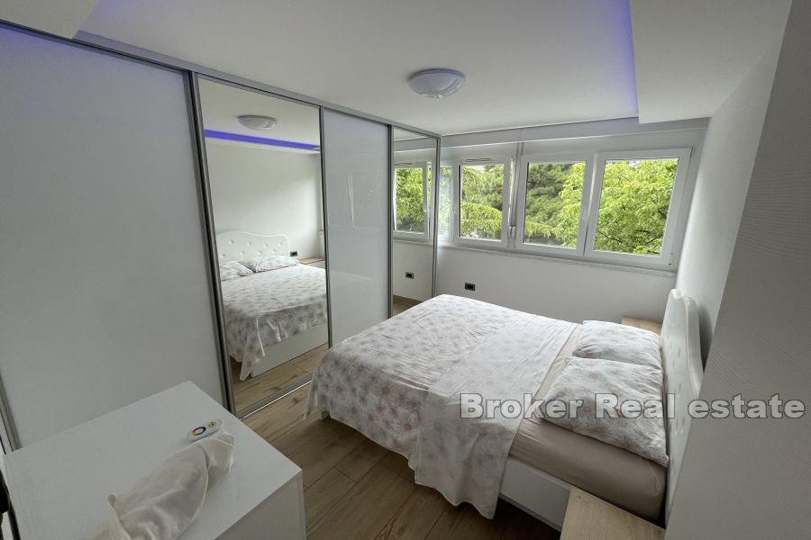 Bol - Uređeni apartman na odličnoj lokaciji
