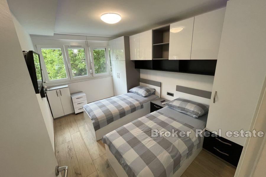 Bol - Uređeni apartman na odličnoj lokaciji