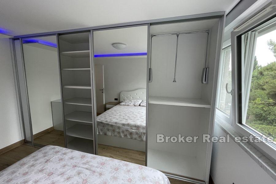 Bol - Uređeni apartman na odličnoj lokaciji