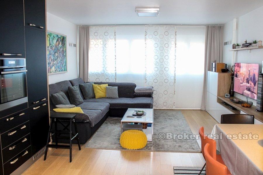 Blatine, Dwupiętrowy apartament na sprzedaż