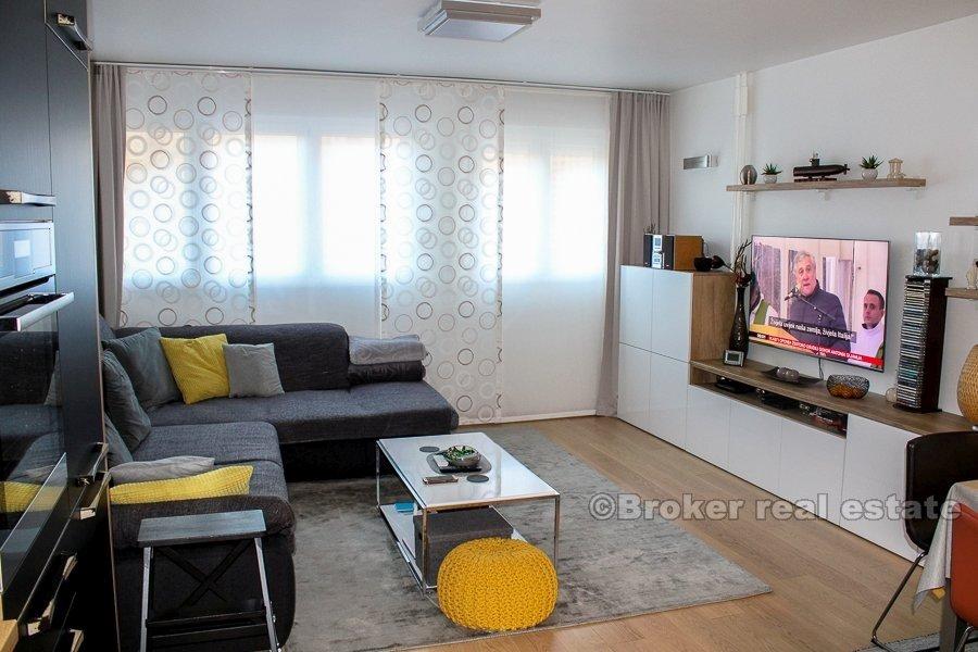 Blatine, Dwupiętrowy apartament na sprzedaż