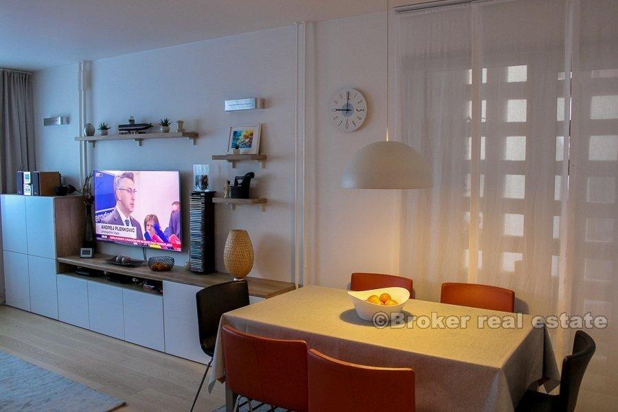 Blatine, Dwupiętrowy apartament na sprzedaż