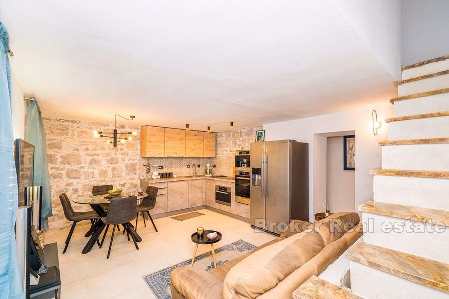 Maison en pierre mitoyenne rénovée