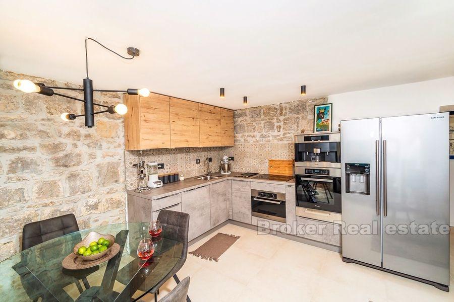 Maison en pierre mitoyenne rénovée