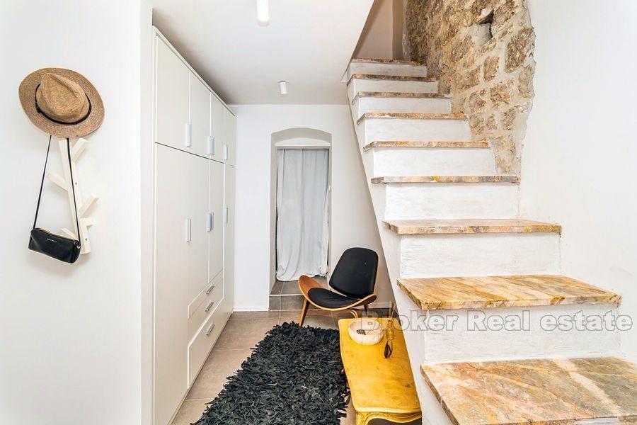 Maison en pierre mitoyenne rénovée