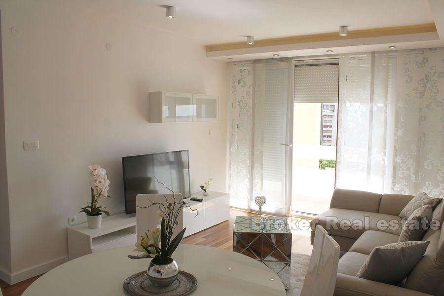 Split 3, two bedroom apartment with sea view