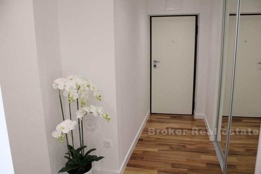 Split 3, two bedroom apartment with sea view