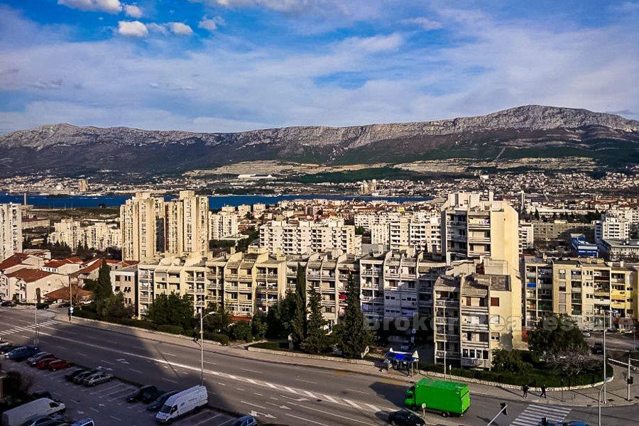 Słoneczny i komfortowy apartament z dwiema sypialniami, na sprzedaż