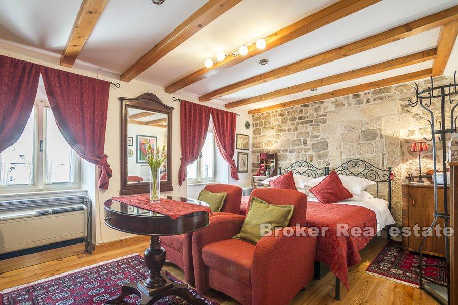 Maison en pierre unique dans le palais de Dioclétien, à vendre