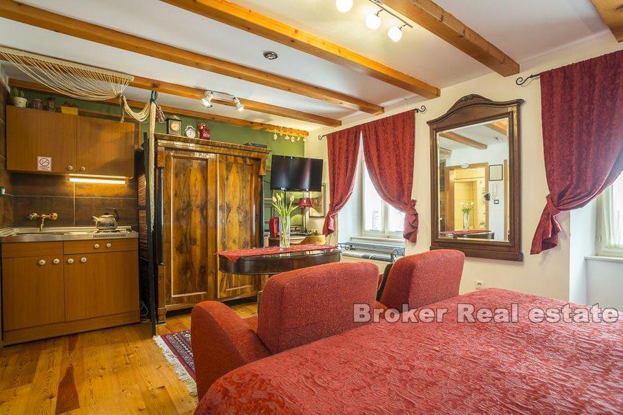 Maison en pierre unique dans le palais de Dioclétien, à vendre