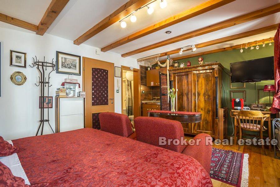 Maison en pierre unique dans le palais de Dioclétien, à vendre