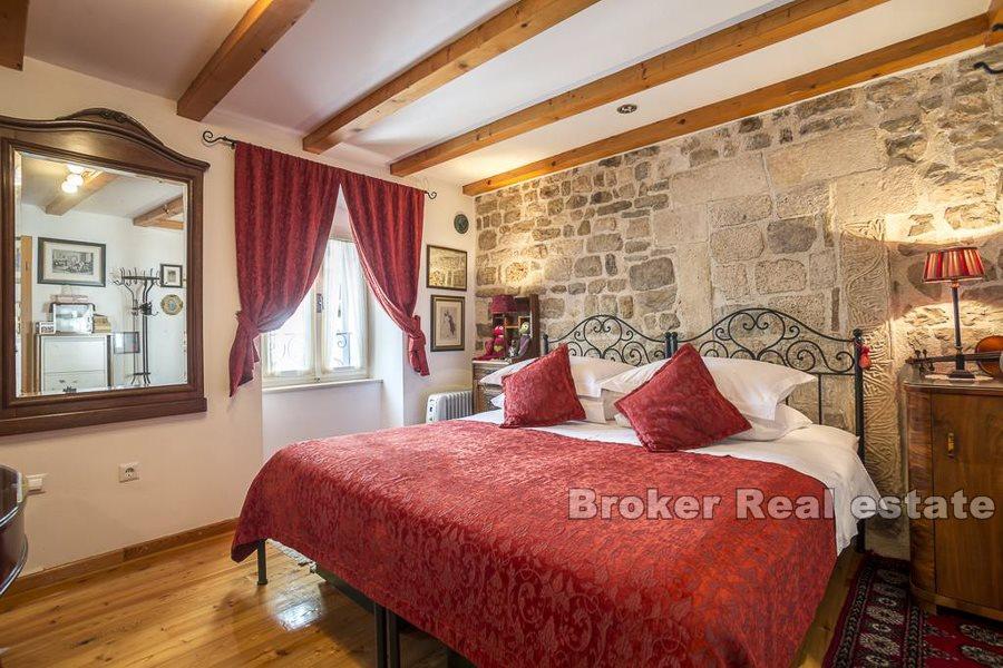 Maison en pierre unique dans le palais de Dioclétien, à vendre