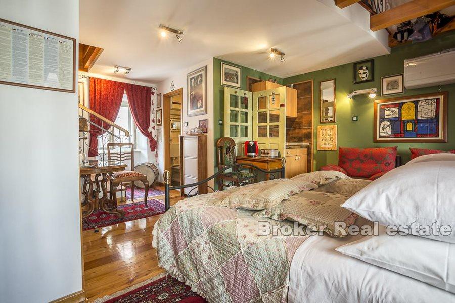 Maison en pierre unique dans le palais de Dioclétien, à vendre