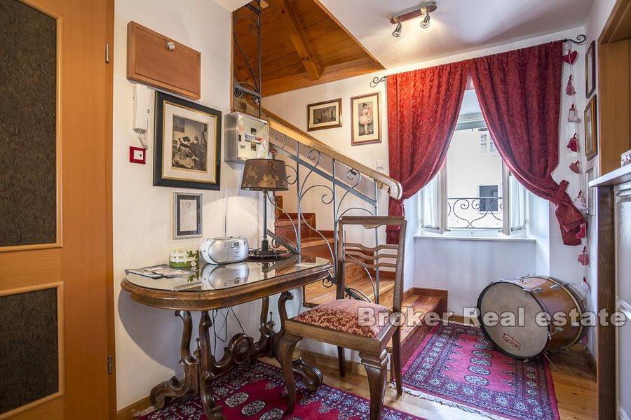 Maison en pierre unique dans le palais de Dioclétien, à vendre