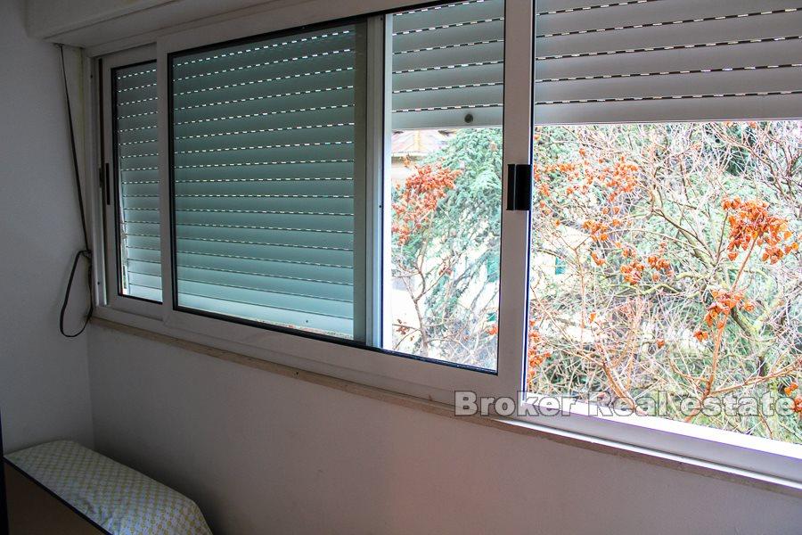 Appartamento con tre camere da letto vicino al centro, in vendita