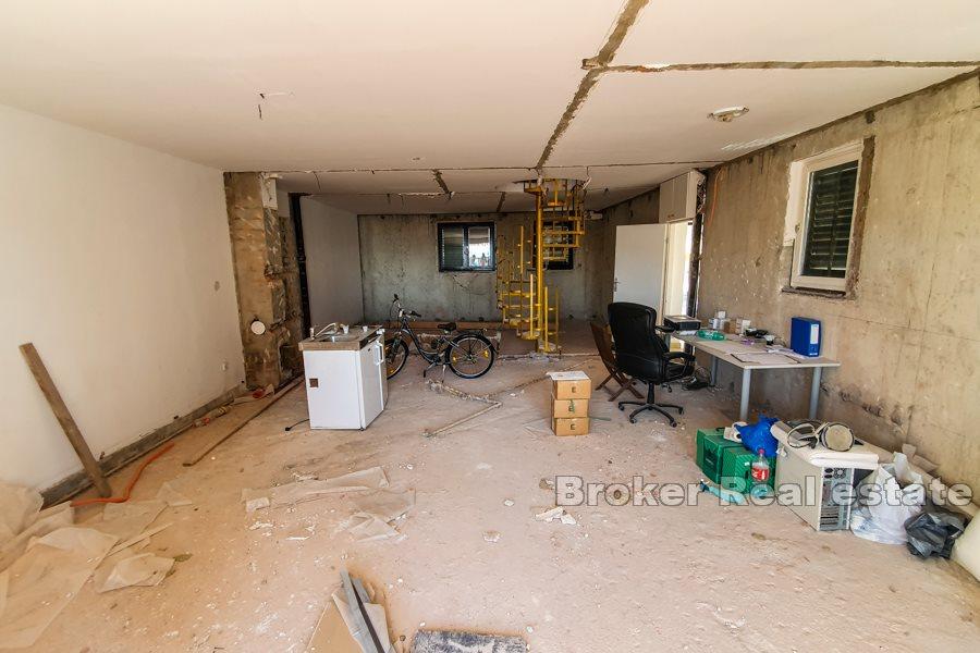 Příjemný mezonetový byt, Meje