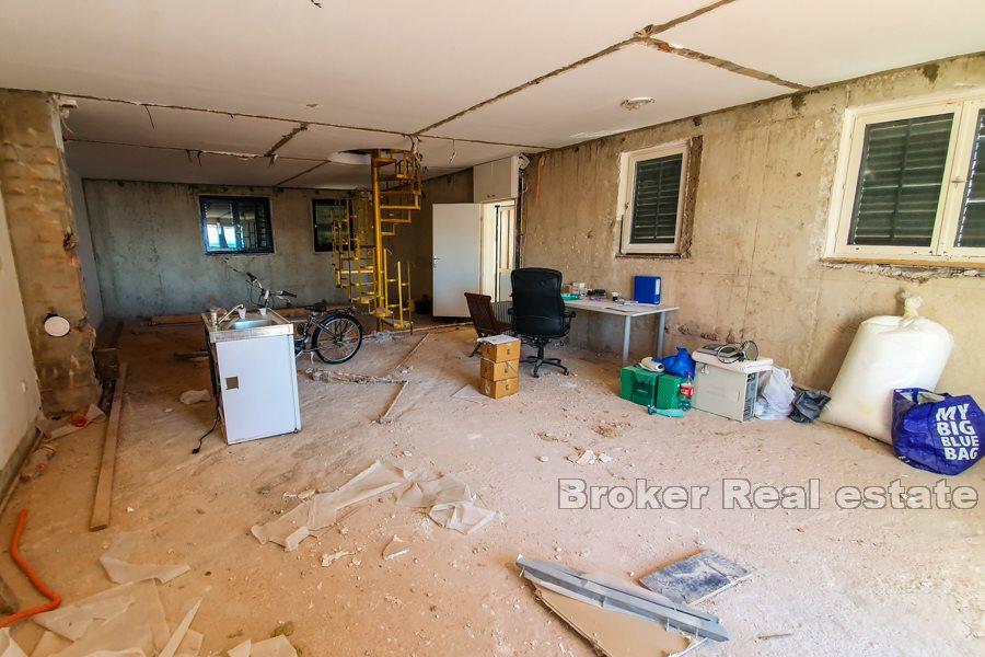 Příjemný mezonetový byt, Meje