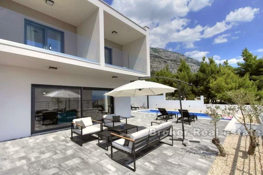 Villa moderna con piscina