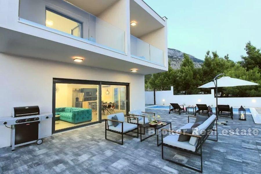 Villa moderna con piscina