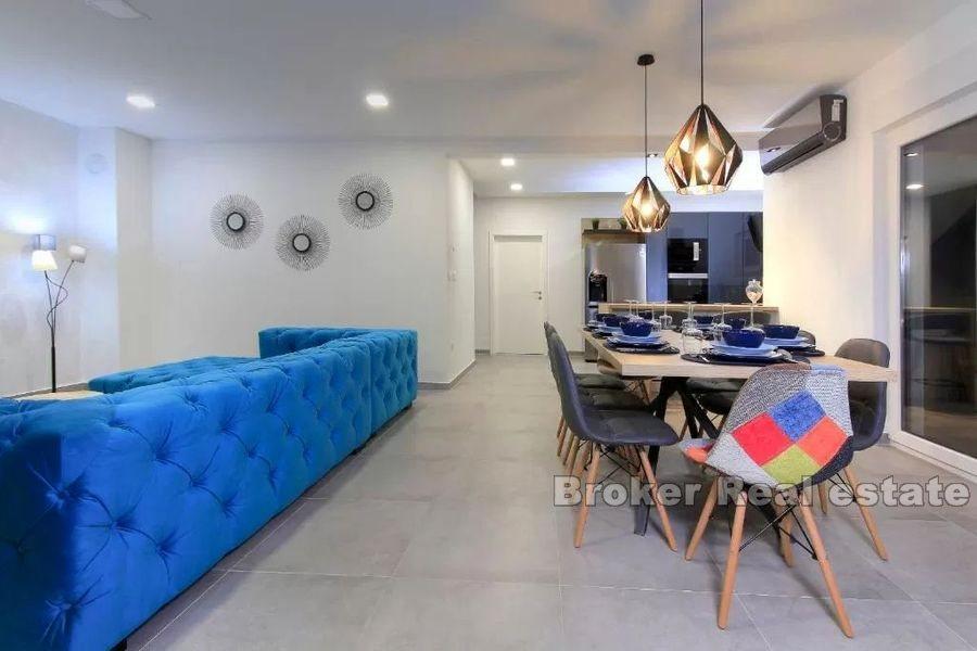 Современная вилла с бассейном